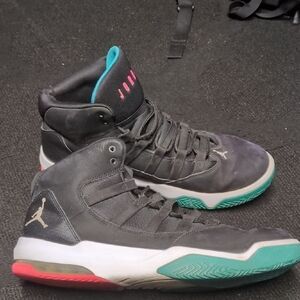 Nike Air JORDAN Max AURA Black Hyper Aqua Pink